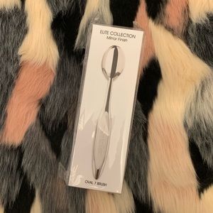 NIB: Artis Elite Mirror Oval 7 Makeup Brush